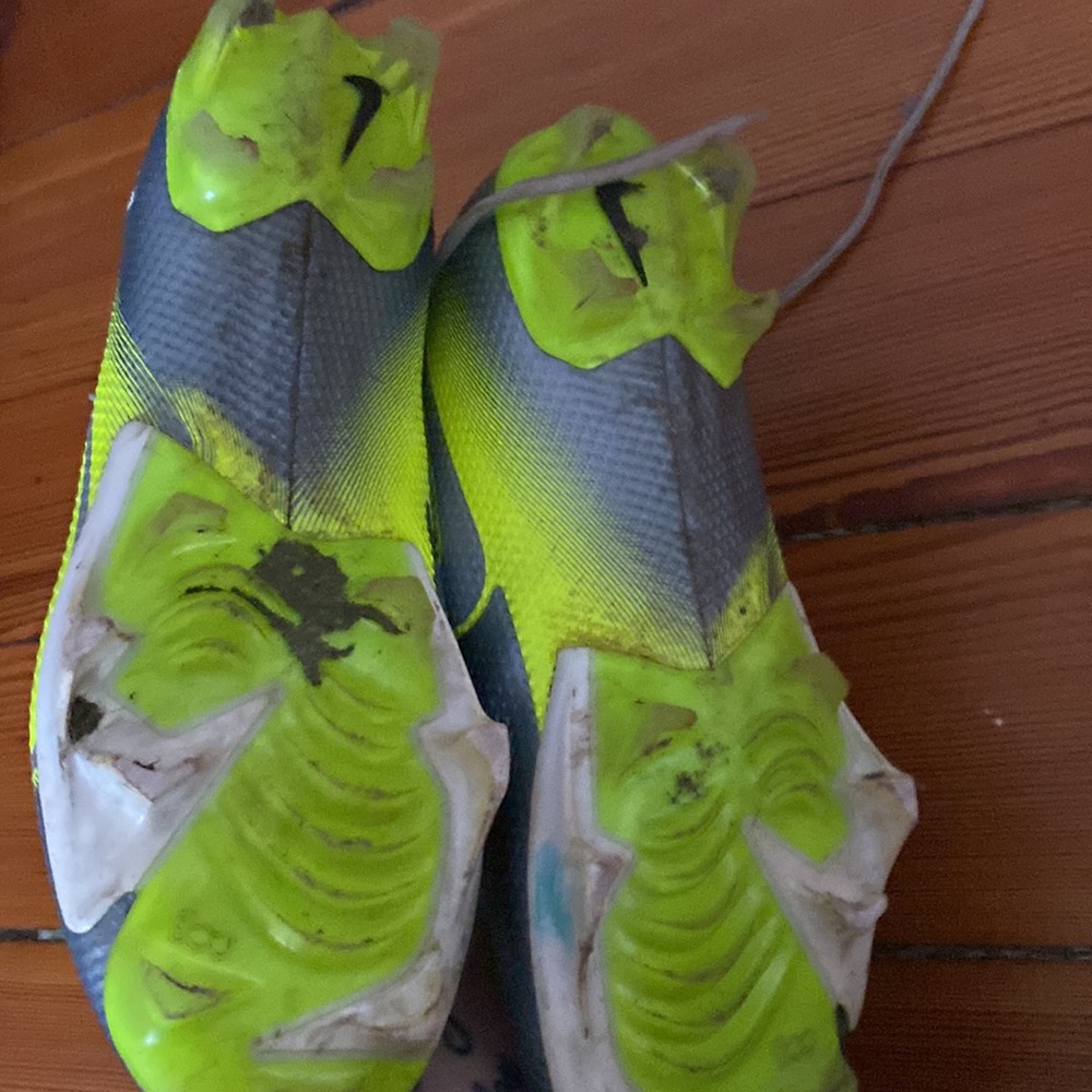 Football cleats - Picture 3 of 4